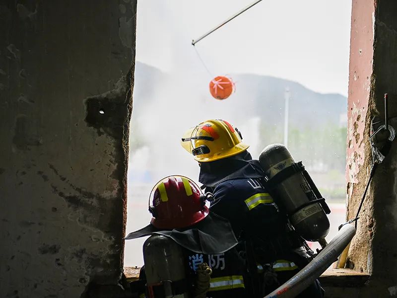 精英对决：球员们奋力冲刺，取得胜利